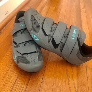 Giro Women’s Cycling spin shoe with SPD cleats
